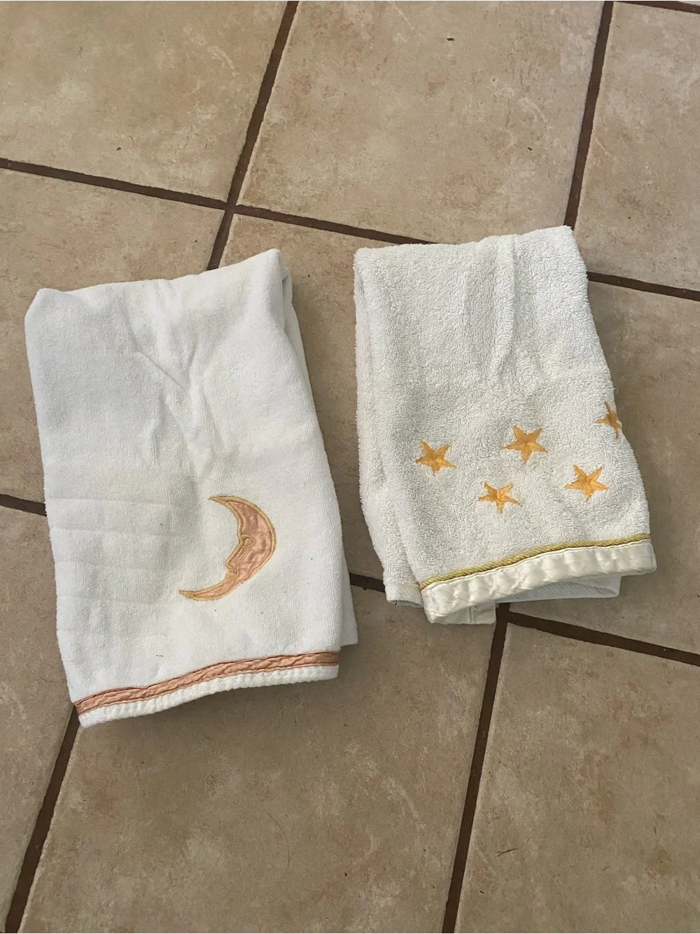 (A273) 2 Vintage Late 1980’s Appliqué Moon & Stars White Hand Towels